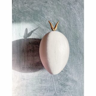 Egg with thorns mixed media 16 x 9 cm #eggart #eggartist #mixedmediaart #mixedmediaartist #goldleafart #goldleafartwork #mixedmedia #zeitgenössischekunst #artemoderna #modernart #oeuf #ei #eikünstler #kunstei